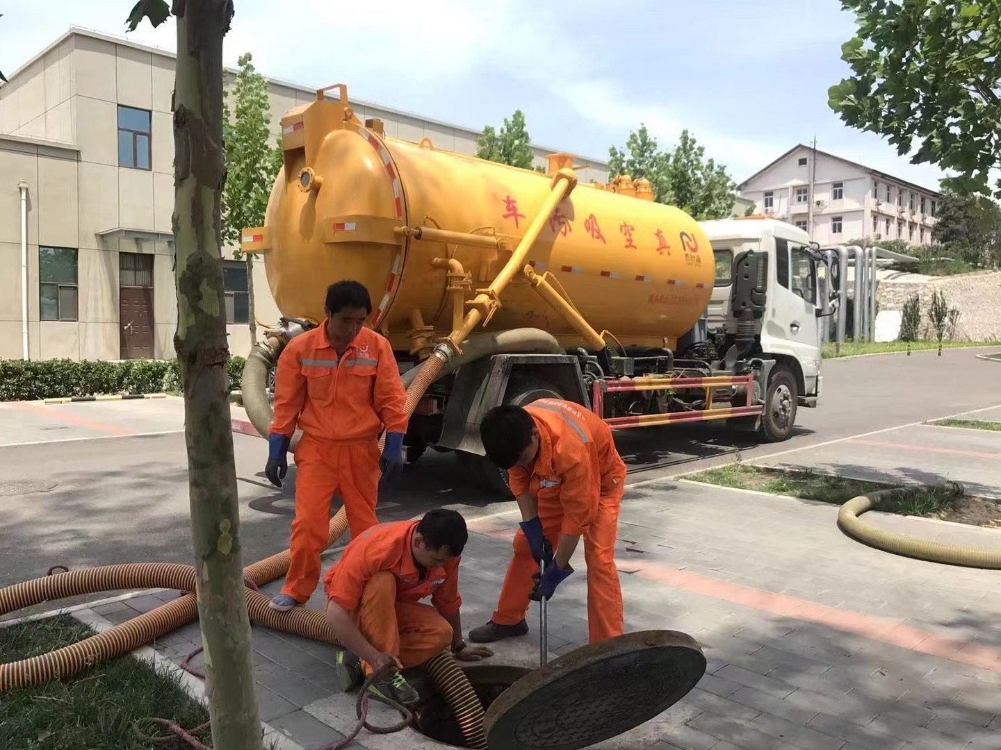 阜沙镇管道疏通车停在窨井附近