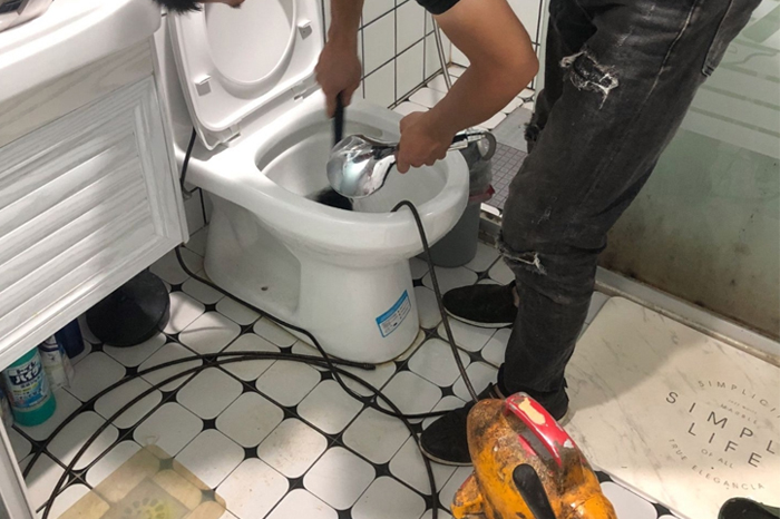 阜沙镇马桶堵塞自己疏通还是找师傅?专业上门服务让你省时更省心